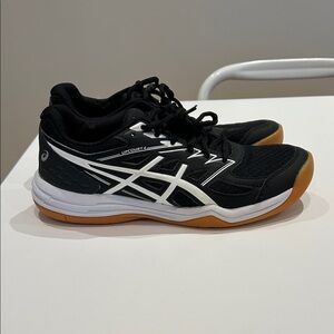 Asics Black and White Upcourt 4 Indoor Court Sneakers Women’s 7.5